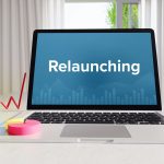 Relaunching – Business/Statistik. Laptop im Büro mit Begriff